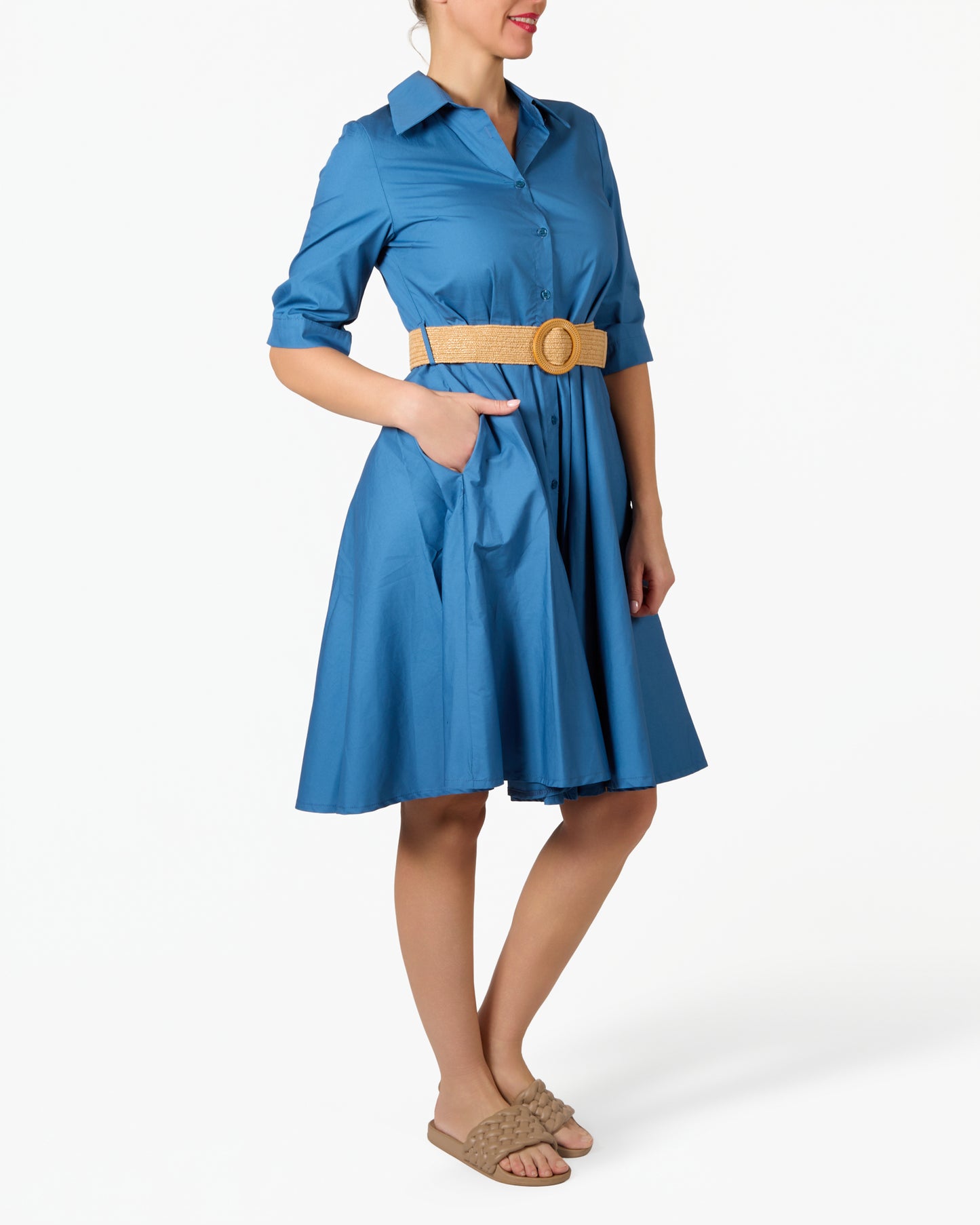 Robe ceinturée bleue à boutons avec col structuré