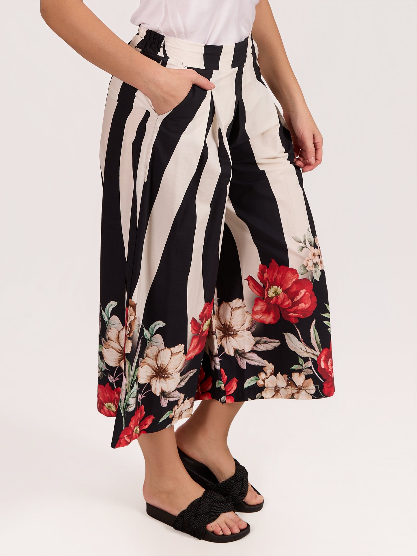 Pantalon noir 3/4 imprimé zèbre avec bord floral