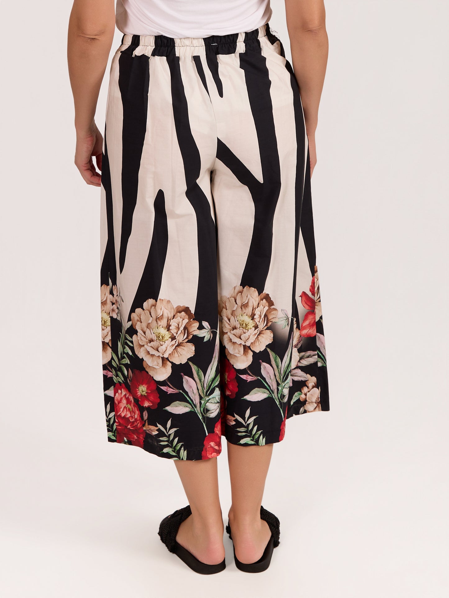 Pantalon noir 3/4 imprimé zèbre avec bord floral