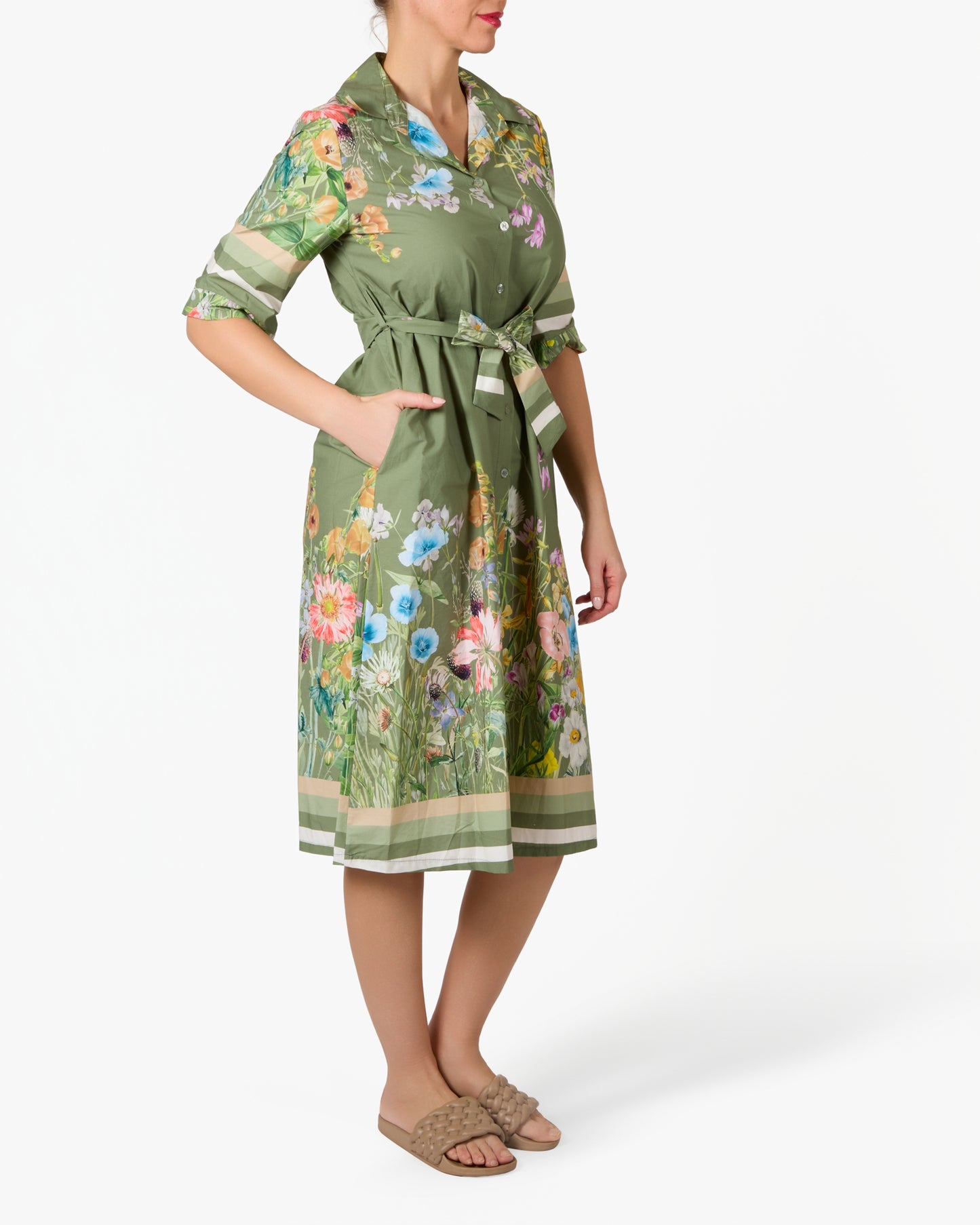 Robe kaki à manches 3/4 avec bordure florale et lien à l’avant