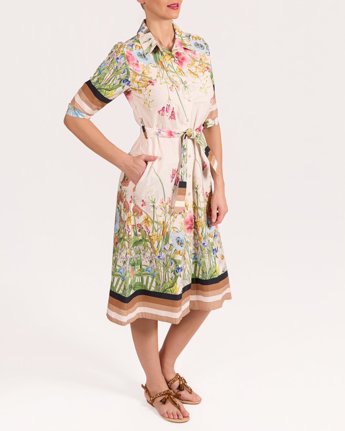 Robe champagne à manches 3/4 avec bordure florale et lien à l’avant
