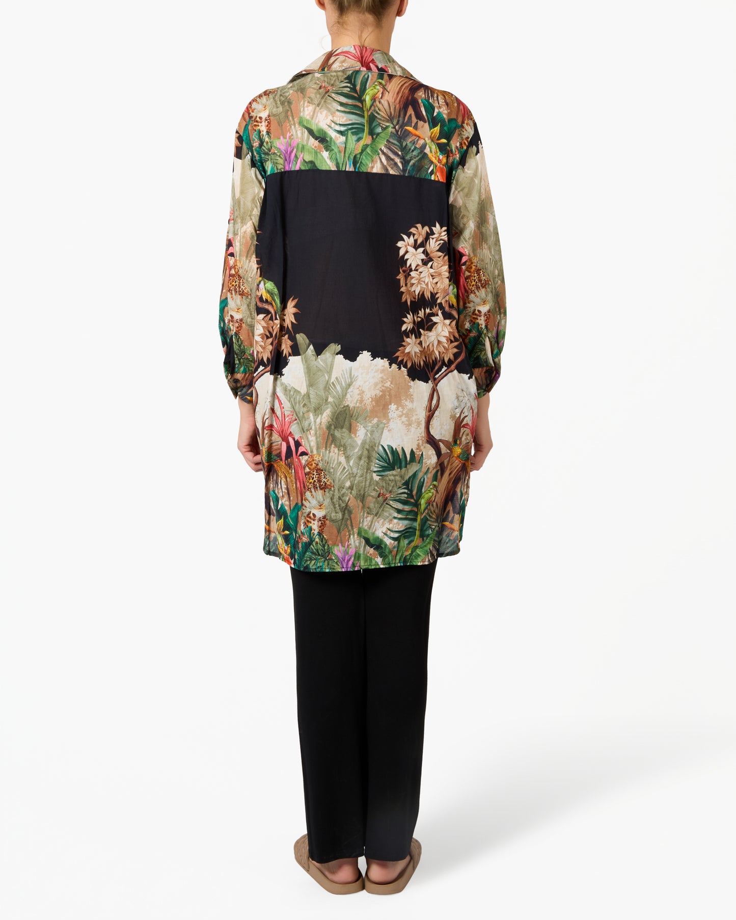 Blouse longue boutonnée à l’avant noire imprimé jungle tropicale