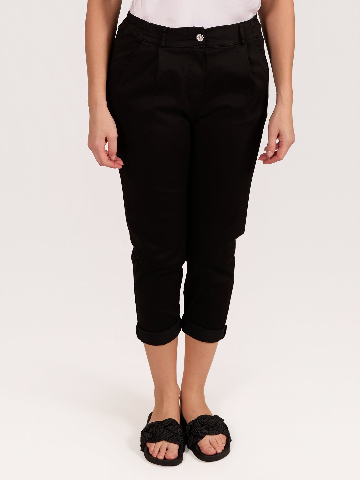 Pantalon noir à revers avec boutons et poches arrière