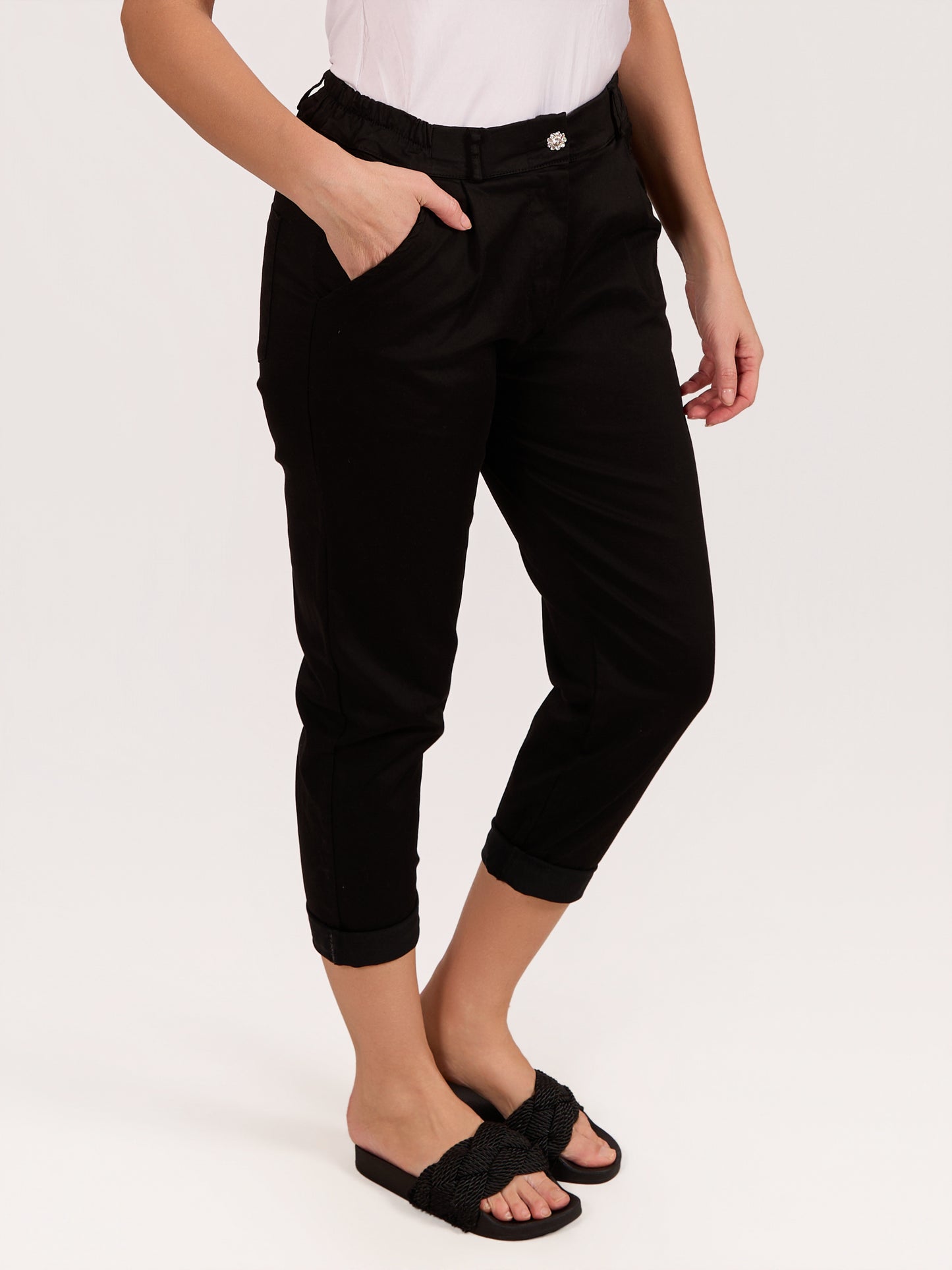 Pantalon noir à revers avec boutons et poches arrière