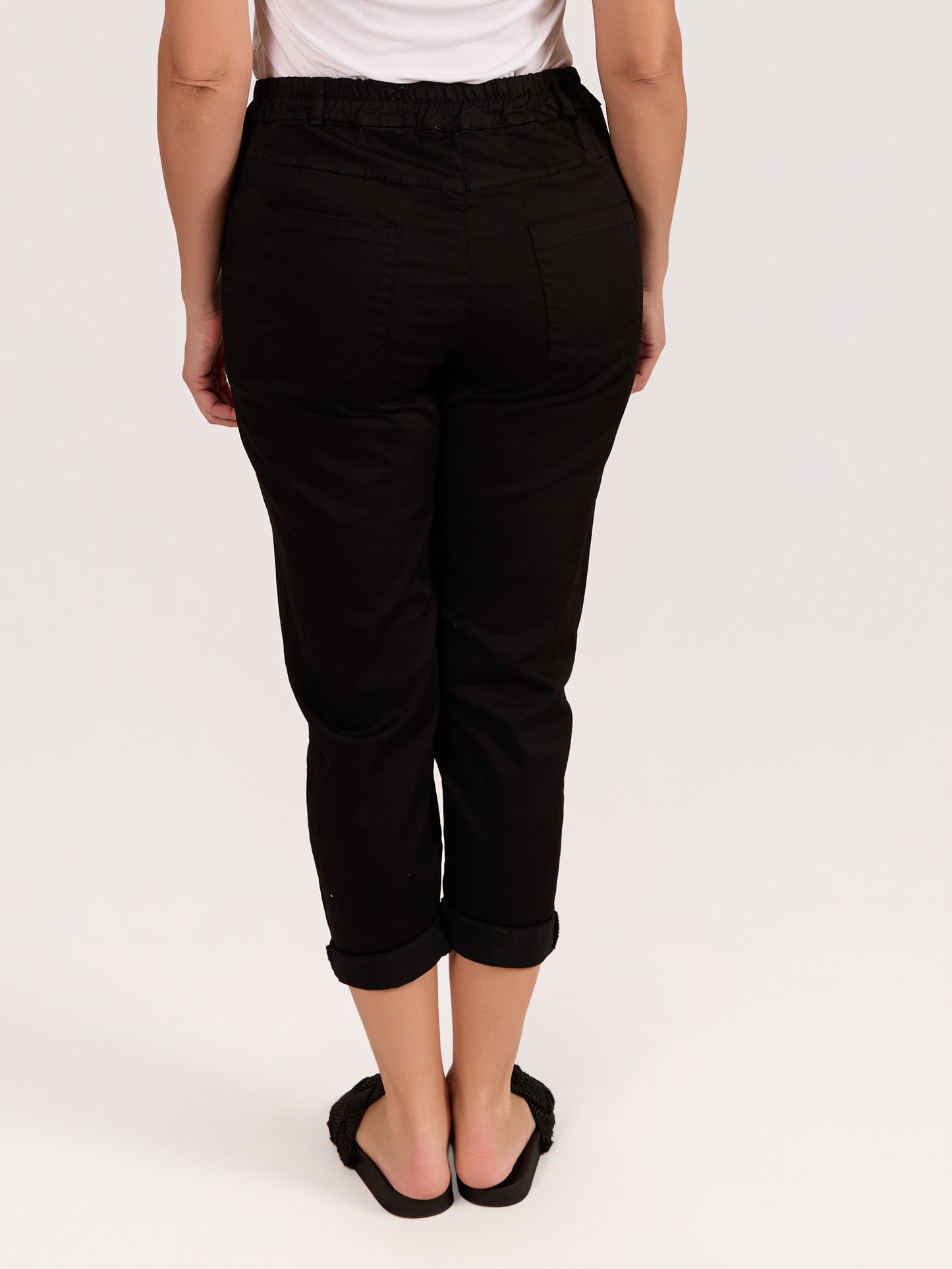 Pantalon noir à revers avec boutons et poches arrière