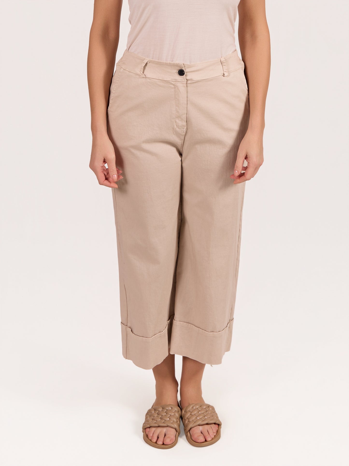 Pantalon beige à jambe large avec revers et boutons