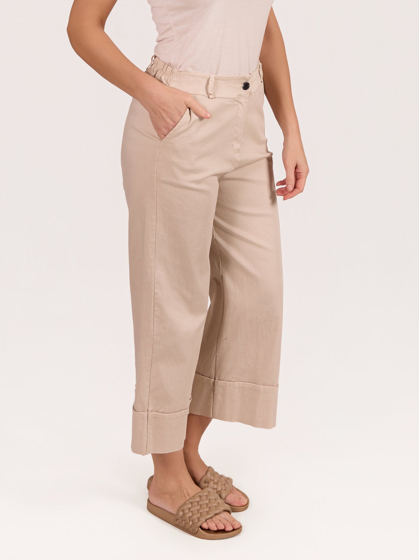 Pantalon beige à jambe large avec revers et boutons