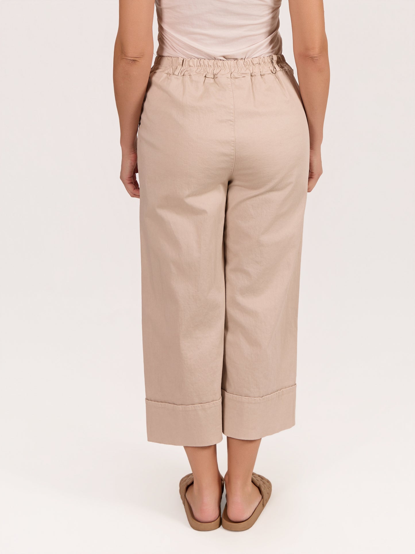 Pantalon beige à jambe large avec revers et boutons