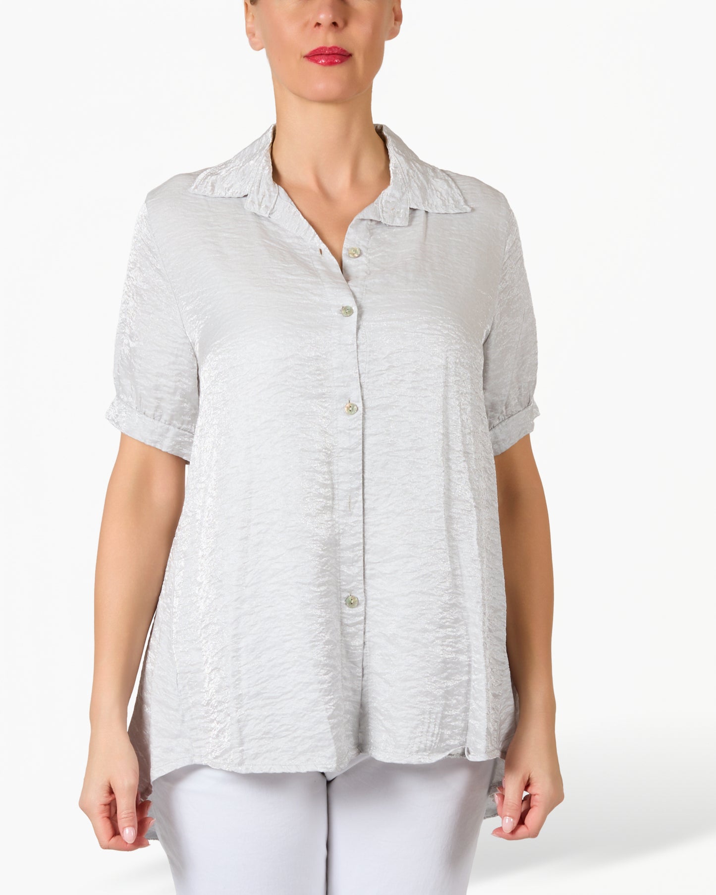 Blouse gris perle à manches courtes boutonnée avec fini métallisé