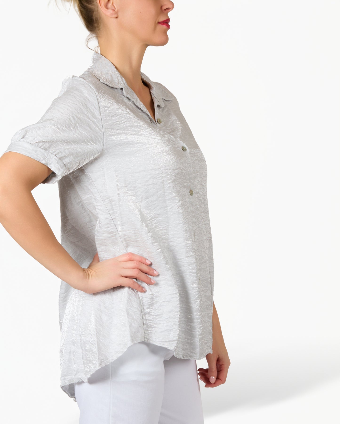 Blouse gris perle à manches courtes boutonnée avec fini métallisé