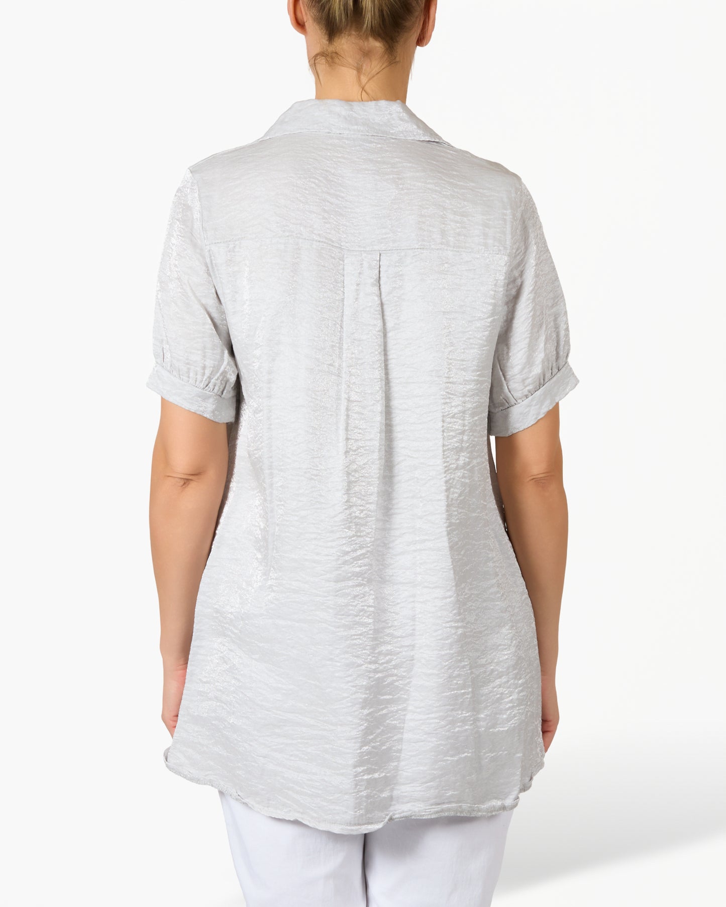 Blouse gris perle à manches courtes boutonnée avec fini métallisé
