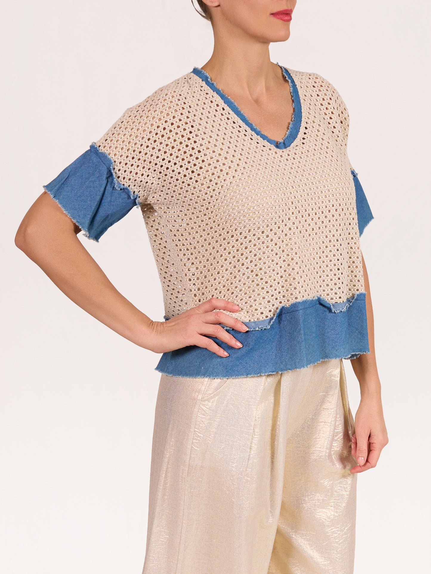 Haut en tricot ample beige avec bordures en denim brut