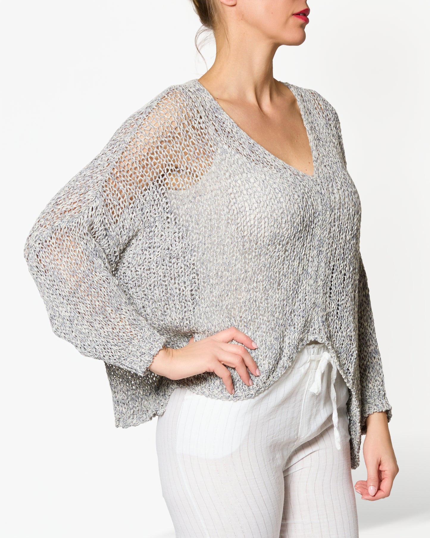 Pull en crochet à col en V bleu à épaules tombantes avec fil lurex