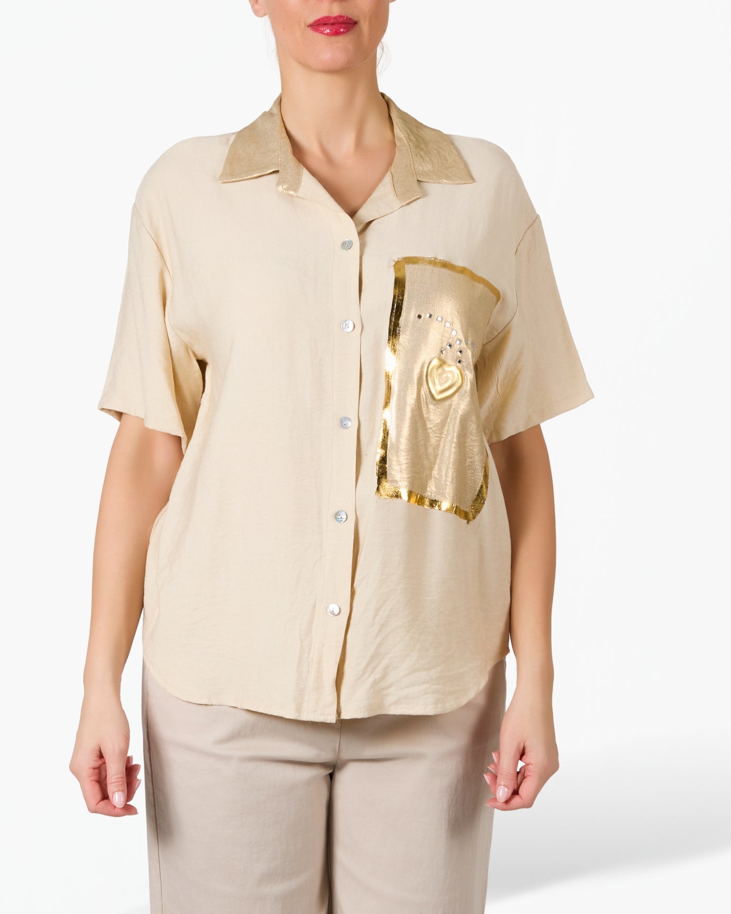 Blouse beige à boutons avec motif graphique doré