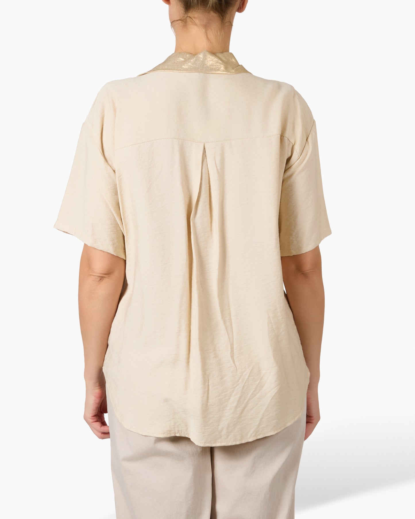 Blouse beige à boutons avec motif graphique doré