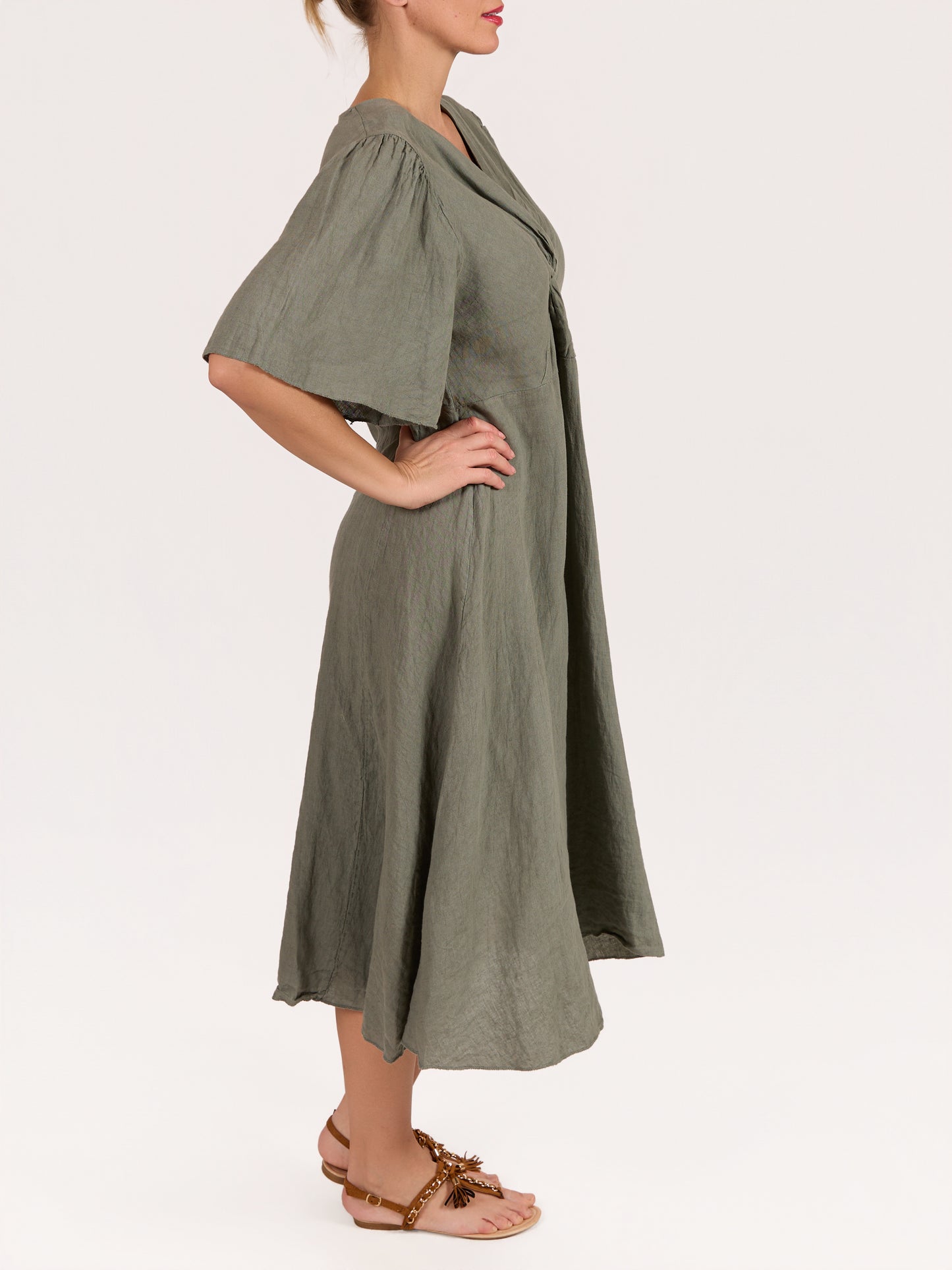 Robe paysanne kaki 100% lin à manches courtes et lien à l’avant