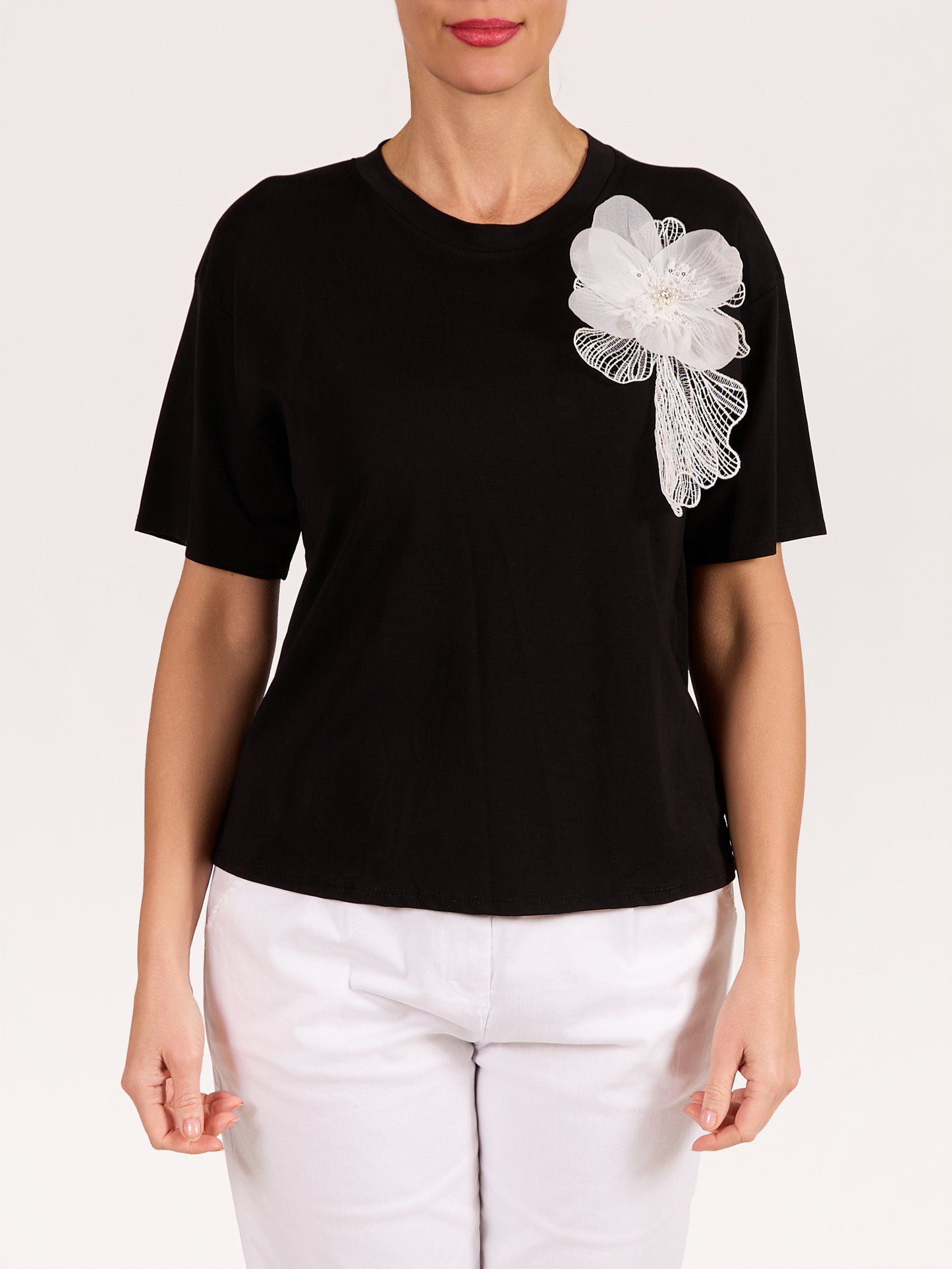 T-shirt noir à embellissement floral