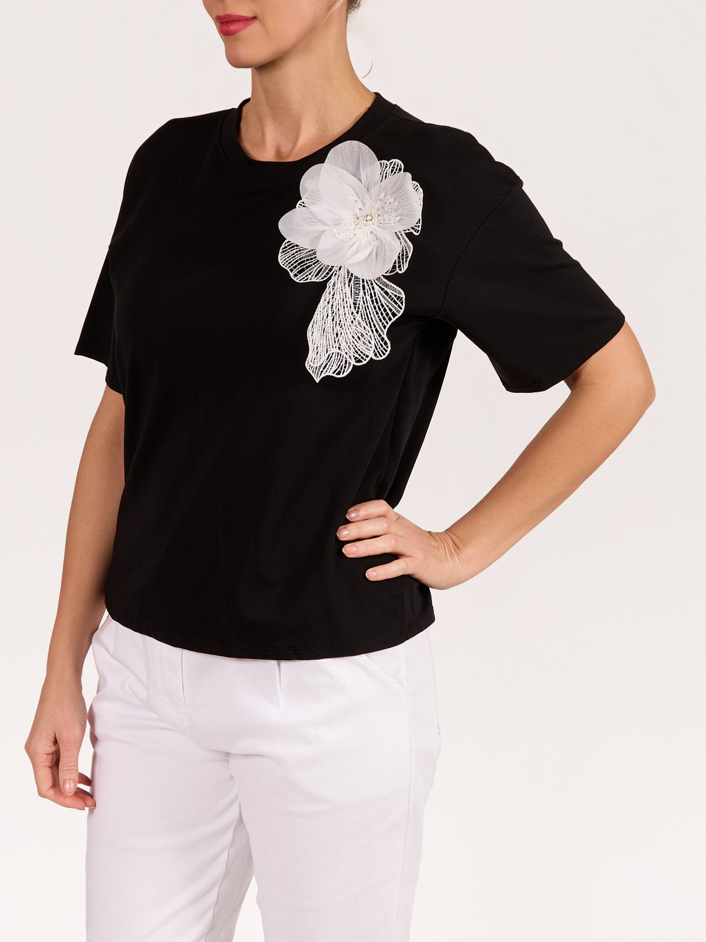 T-shirt noir à embellissement floral