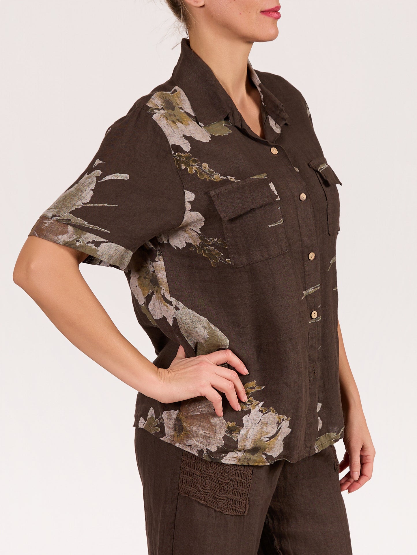 Blouse espresso imprimé floral à 2 poches boutonnée