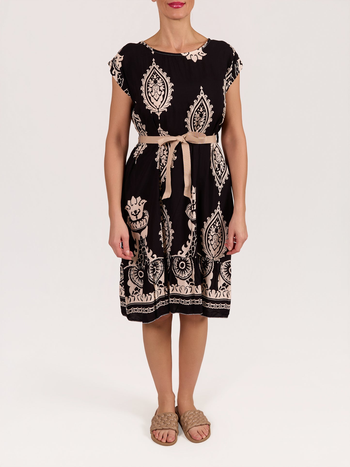 Robe noire ceinturée ruban imprimé paisley