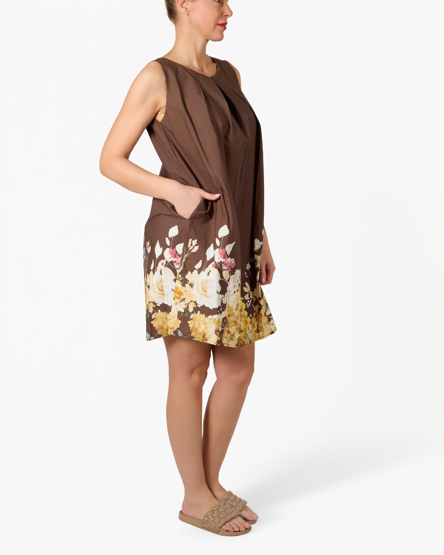 Robe espresso florale à col plissé