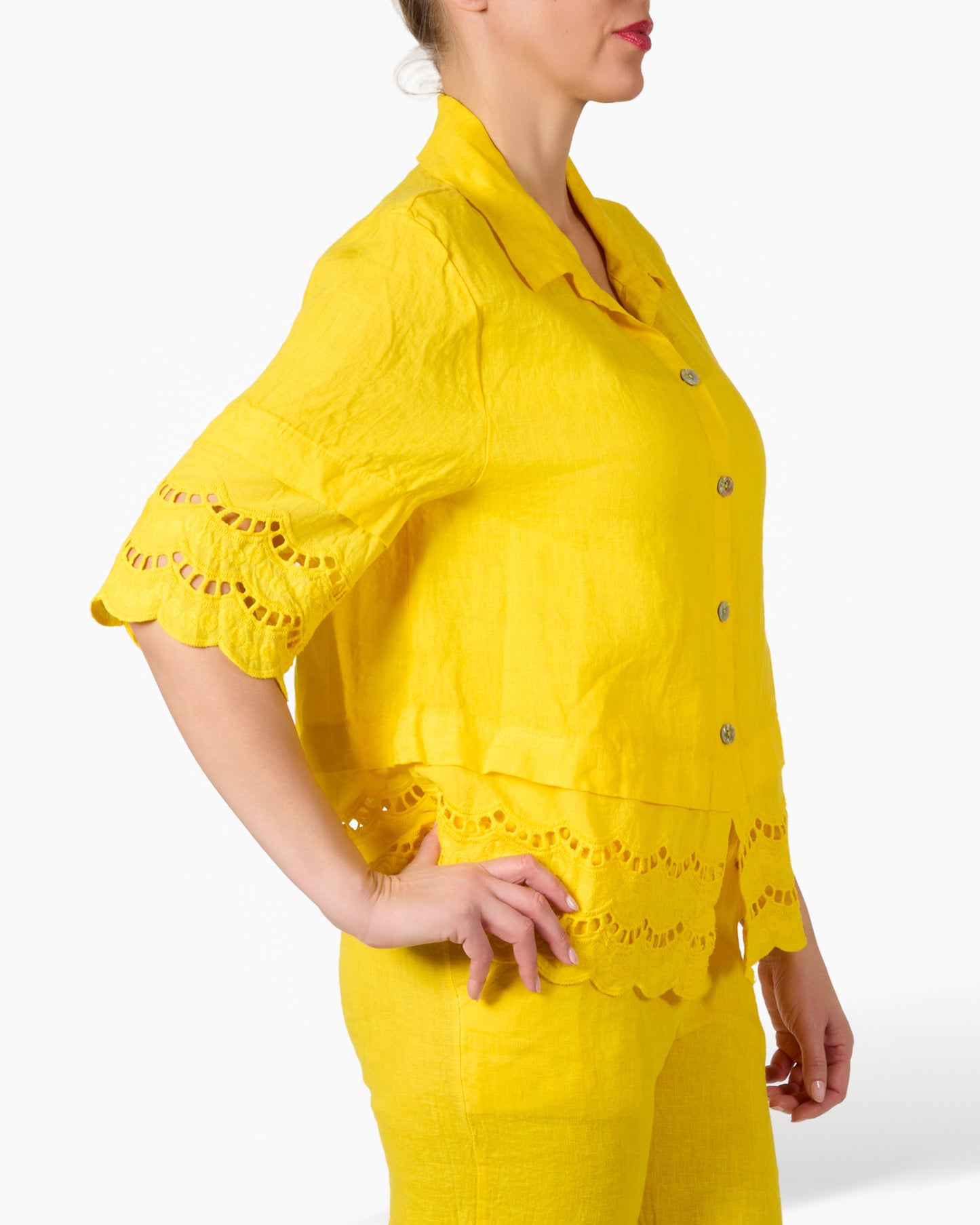 Blouse jaune en lin et dentelle boutonnée