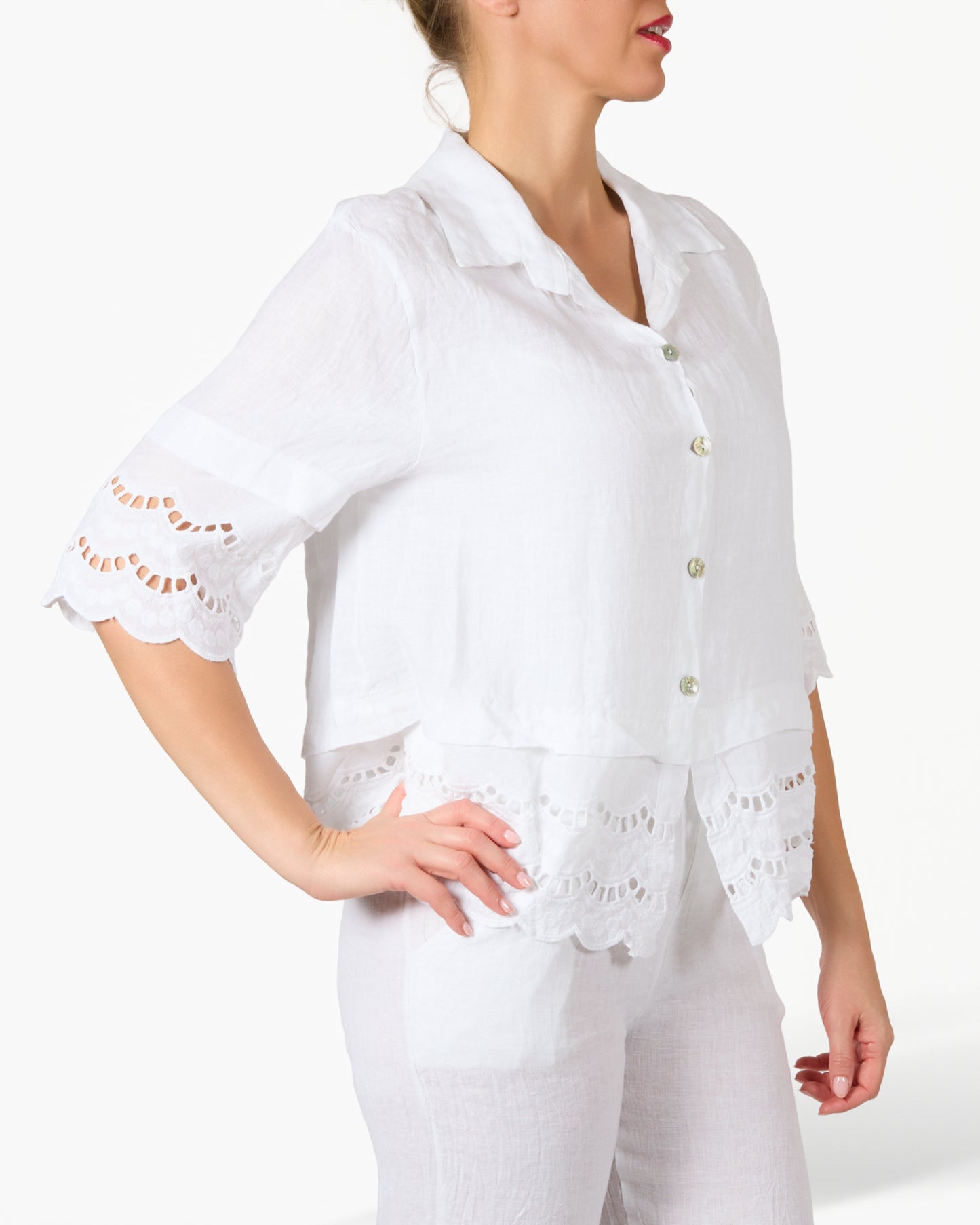 Blouse blanche en lin et dentelle boutonnée