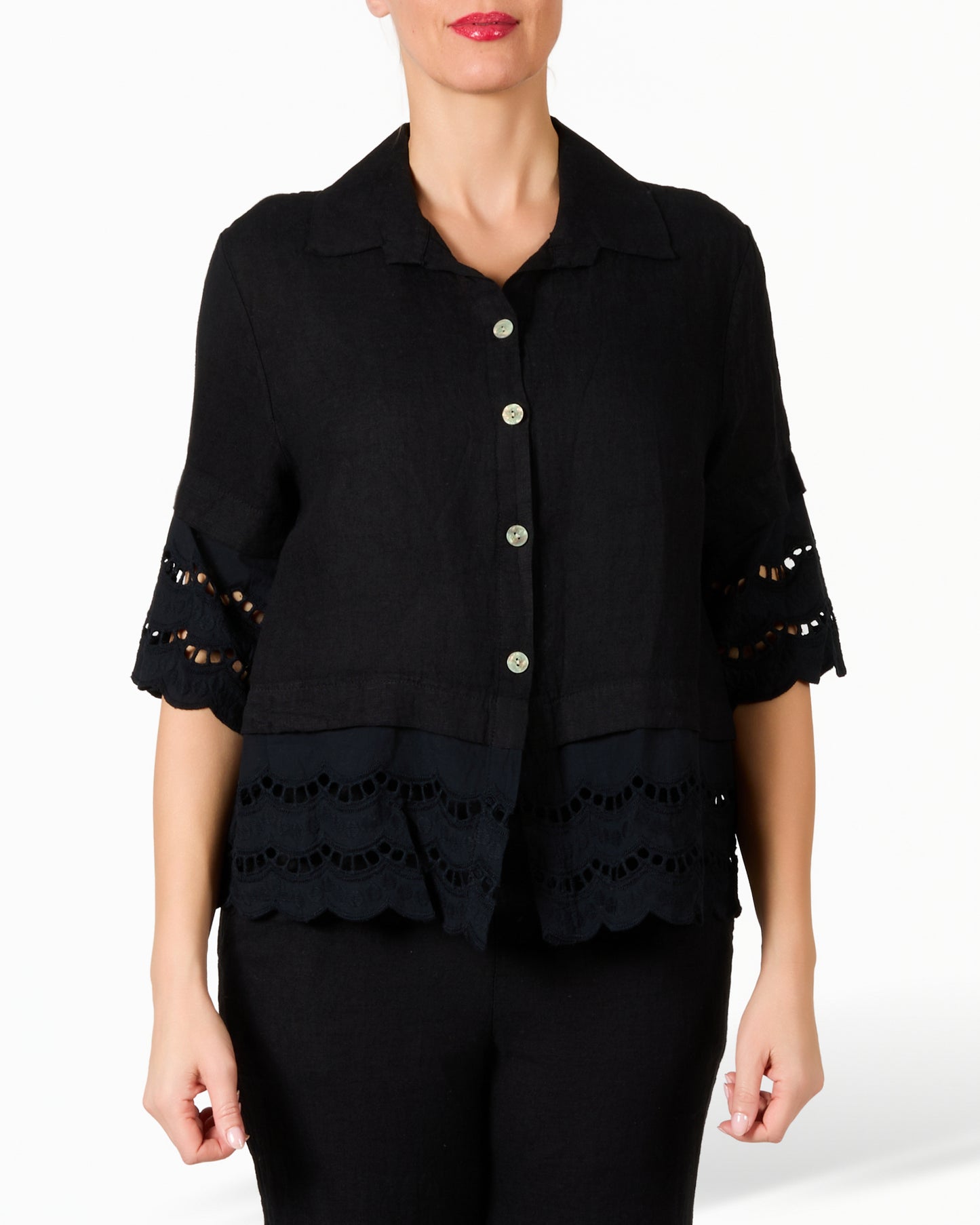 Blouse noire en lin et dentelle boutonnée