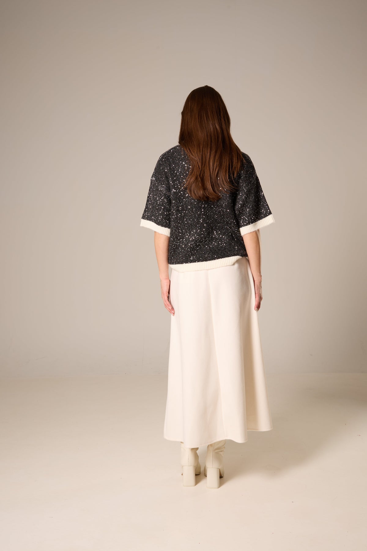 Chandail noir à paillettes, épaule tombante et détail côtelé