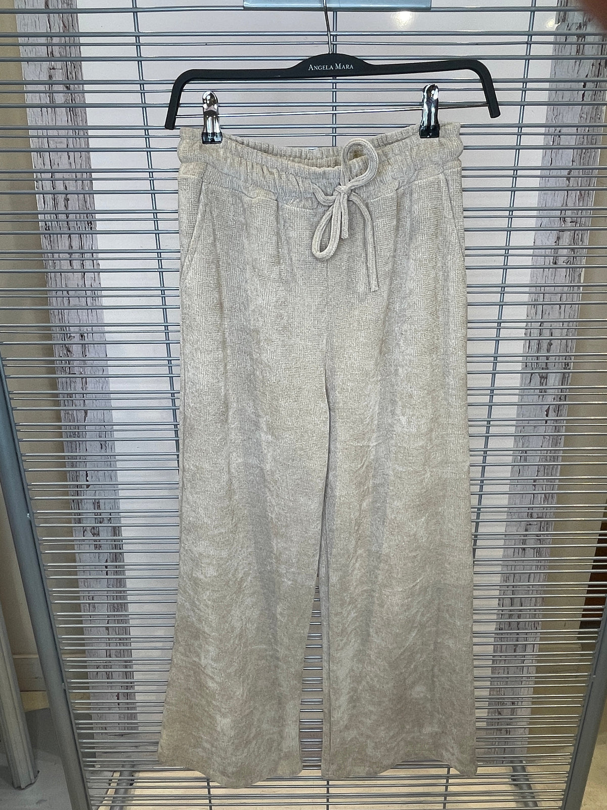 Pantalon à jambe large en maille chenille avec cordon de serrage – beige