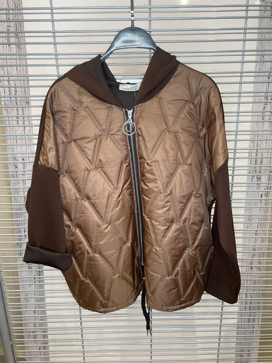Veste matelassée à capuchon et fermeture éclair avec manches en tricot – brun