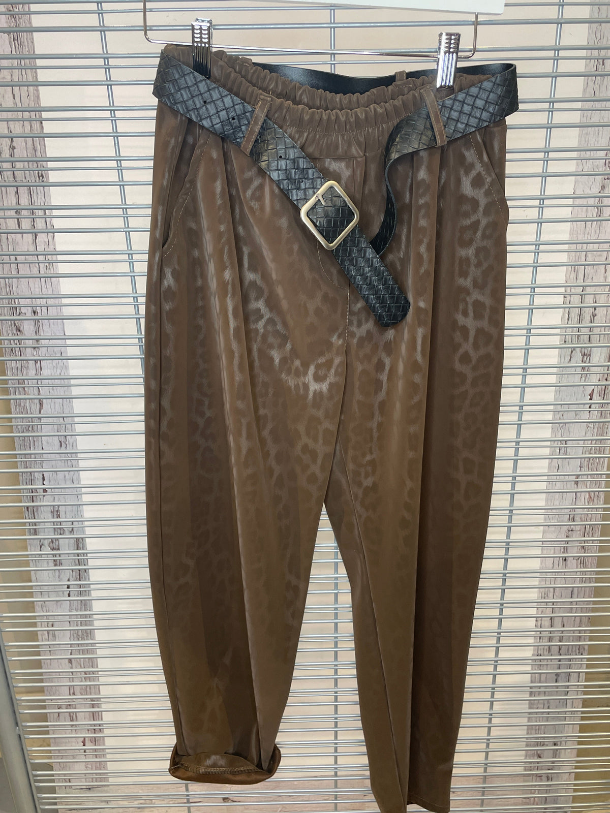 Pantalon fuseau à motif léopard ton sur ton avec ceinture – brun