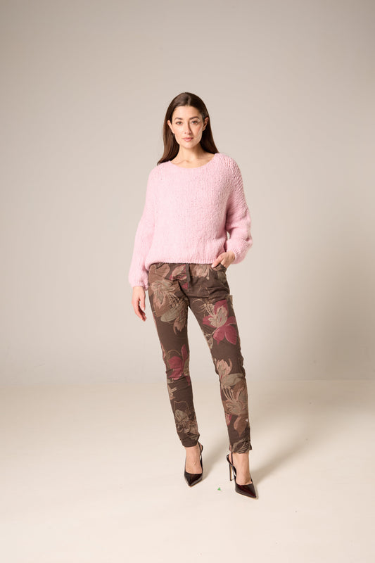 Chandail rose, épaule tombante, ourlet arrondi asymétrique