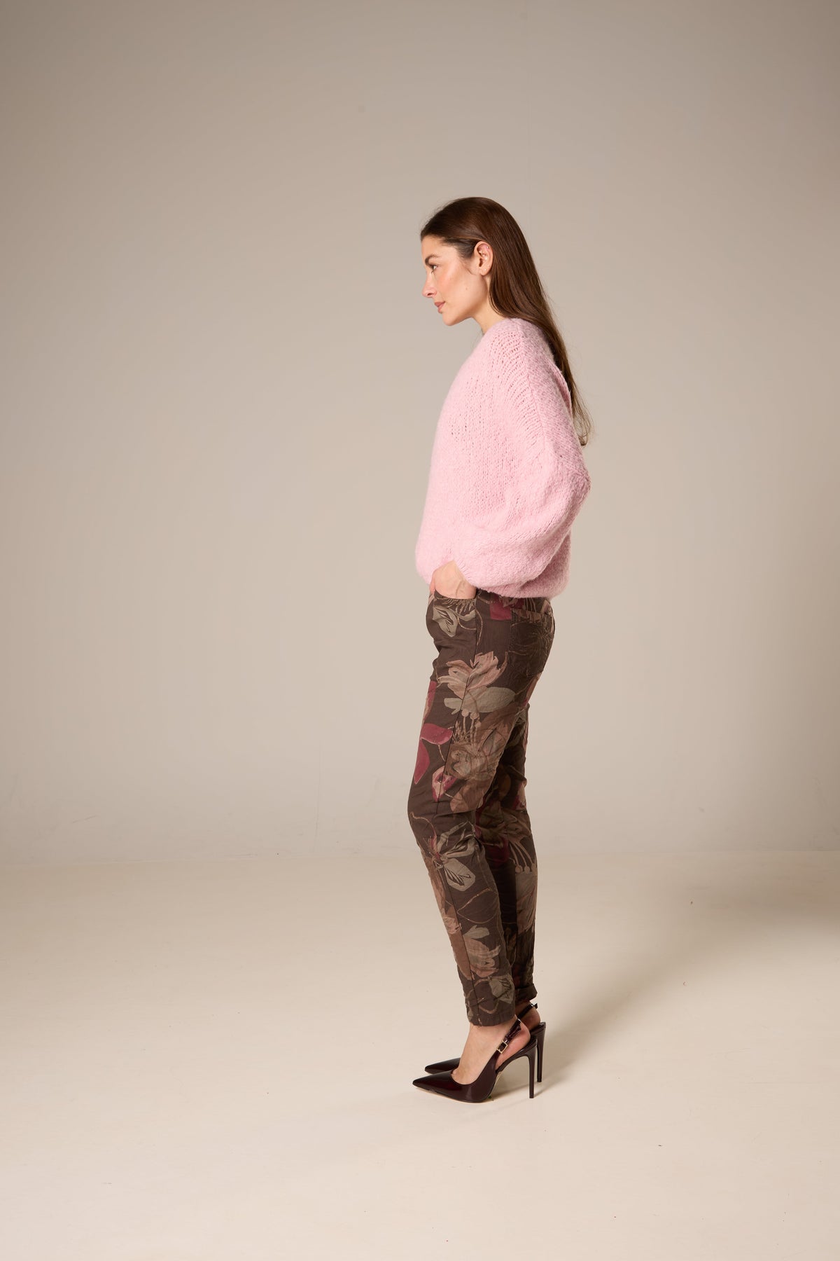 Chandail rose, épaule tombante, ourlet arrondi asymétrique