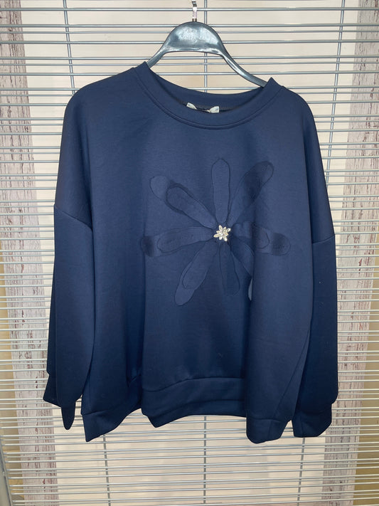 Chandail ample style coton ouaté avec appliqué de fleur et broche en cristaux – bleu marine