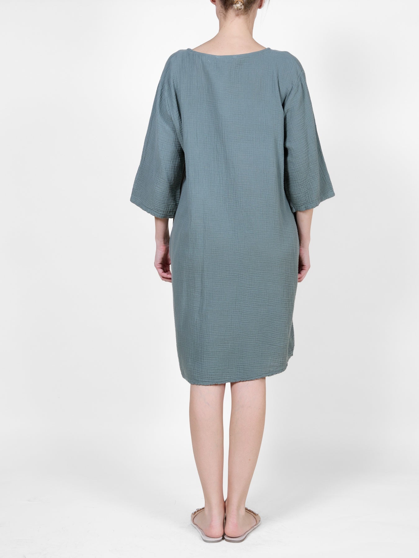 Robe en coton imprimé palmier, manches 3/4 et détails de boutons en bois