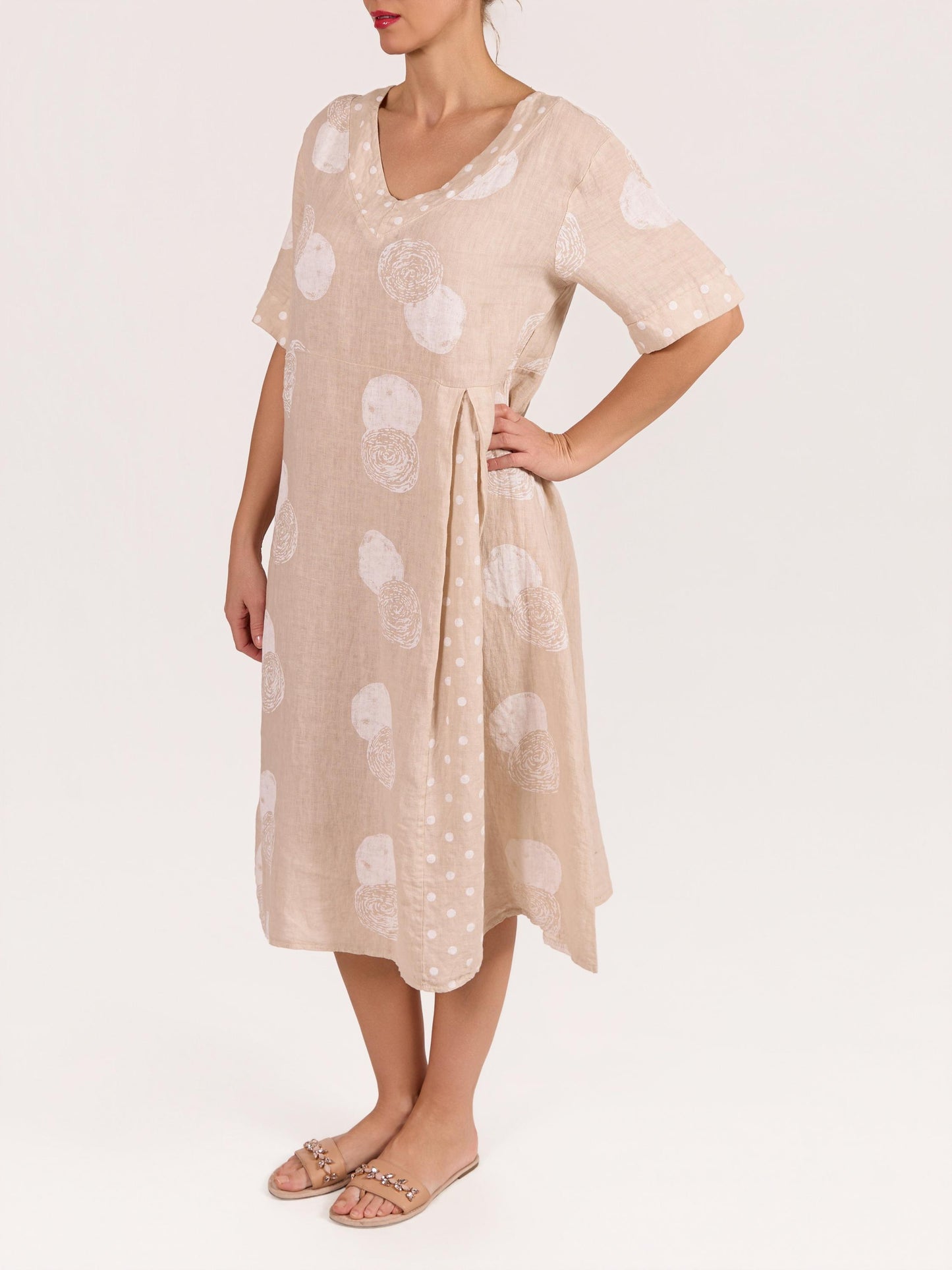Robe beige à col en V avec plis à l’avant, manches courtes et imprimé pois circulaires