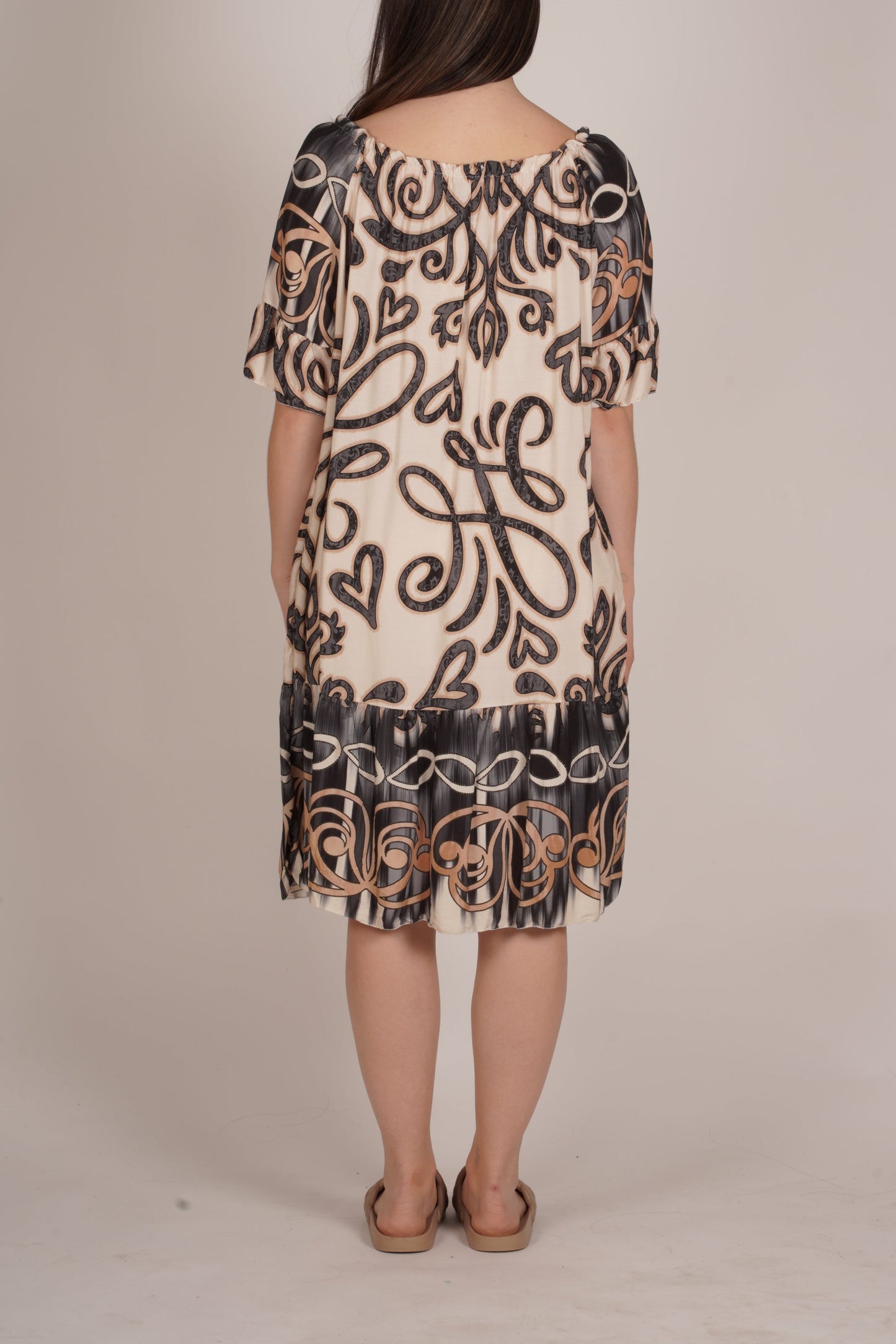 Robe noire imprimée avec détails à volants