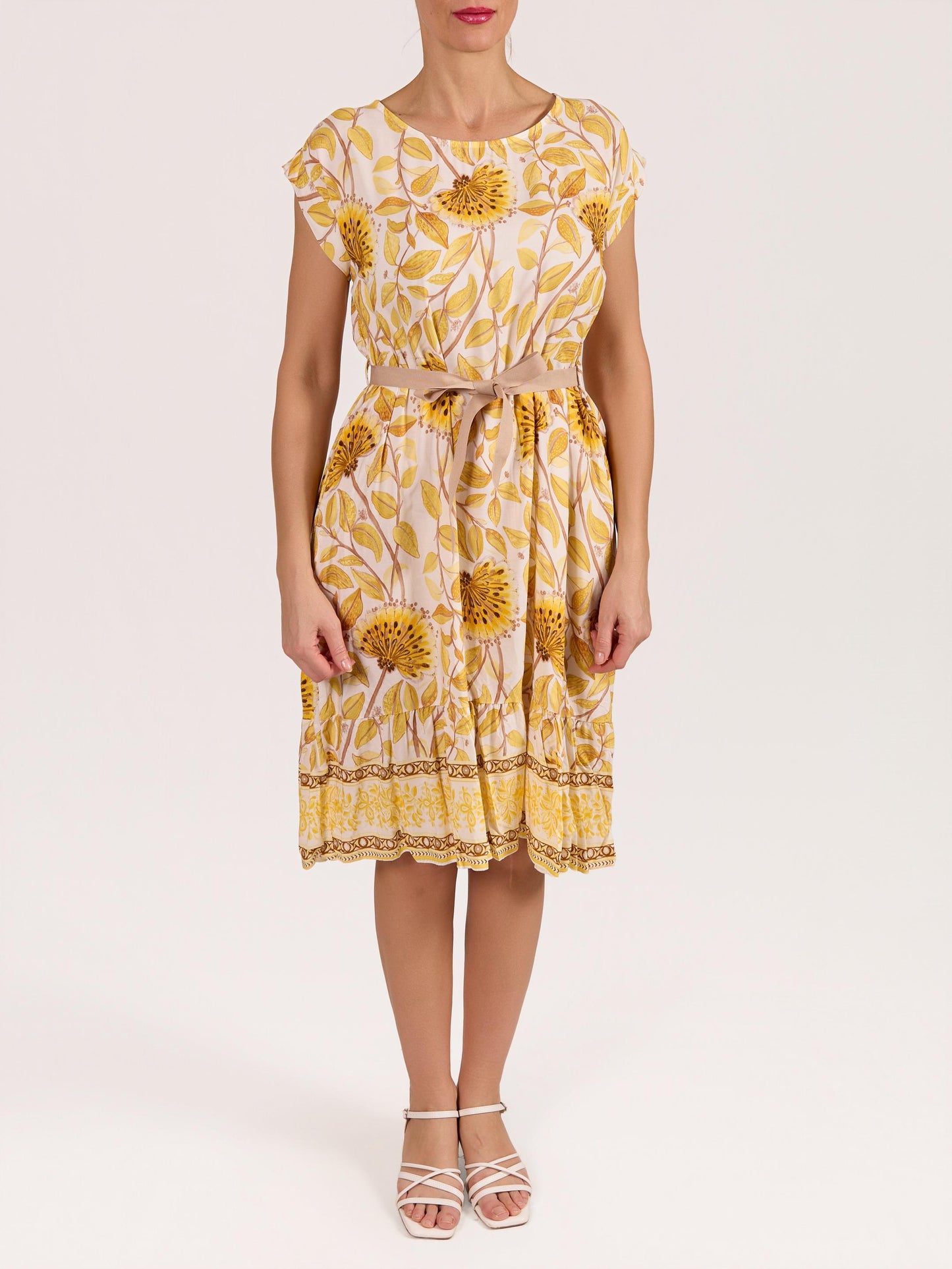 Robe jaune à encolure bateau avec ceinture ruban, imprimé floral et volants