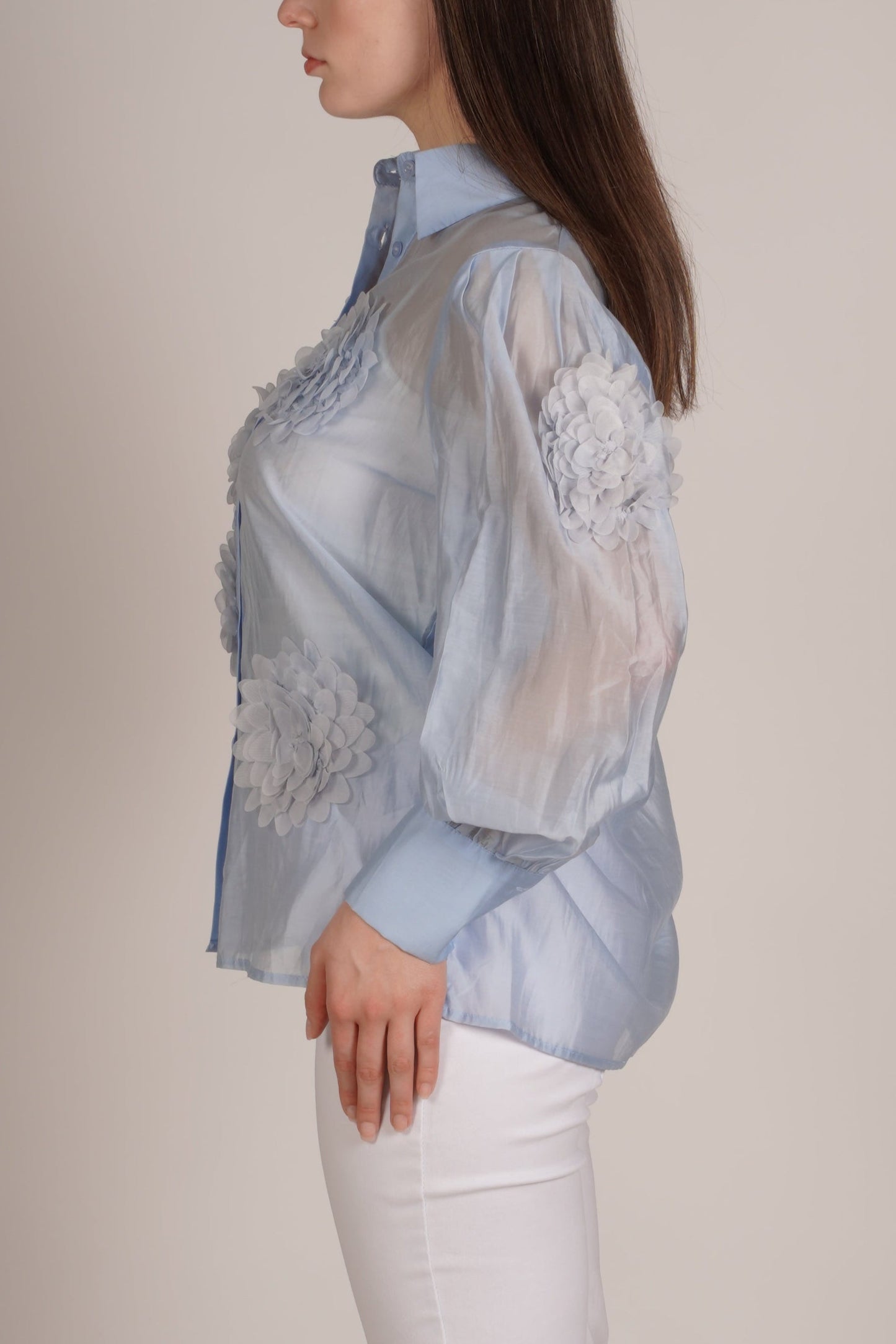 Chemisier bleu ciel boutonné avec détails de fleurs en tissu