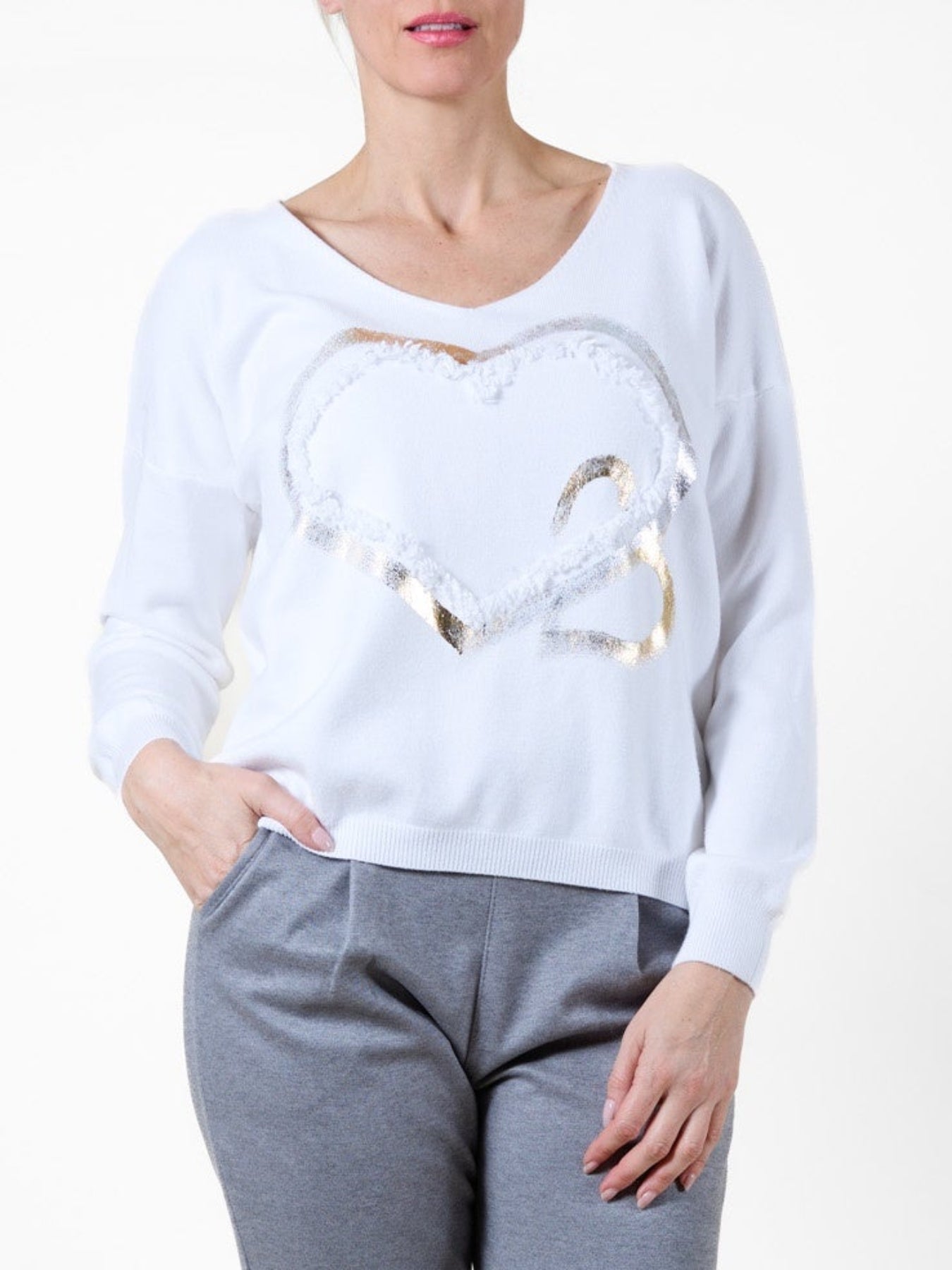 Pull Snow à col V, épaules tombantes, bords francs et détail cœur métallisé