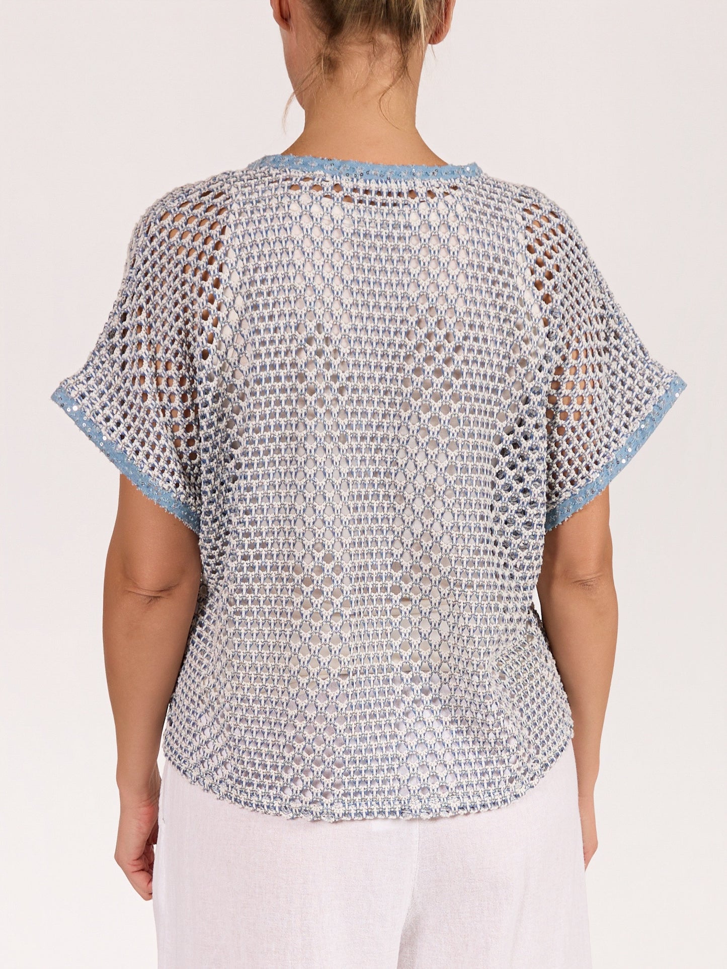 Haut bleu en crochet à épaules tombantes et col en V