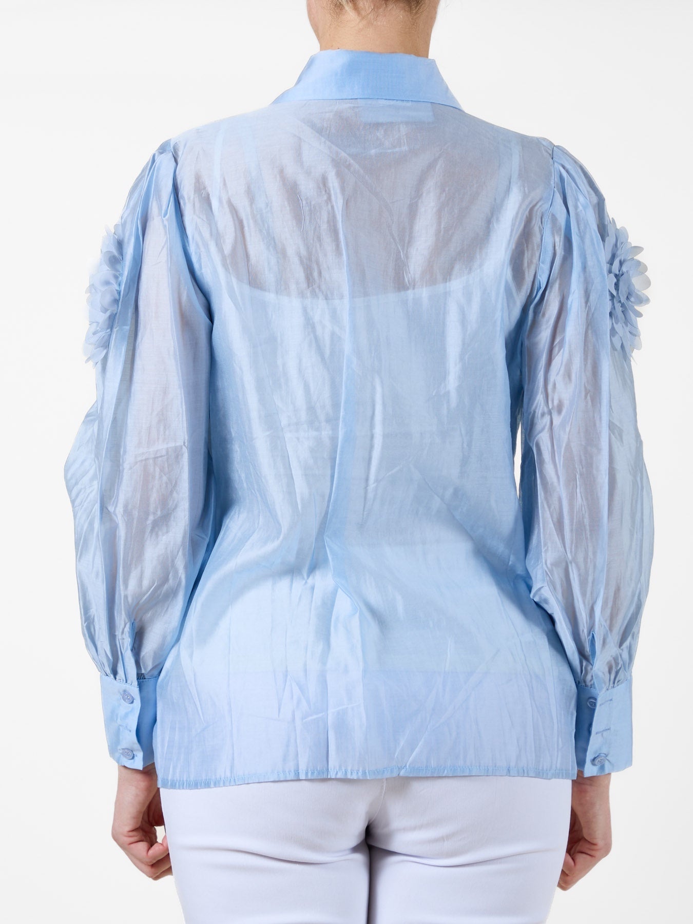 Chemisier bleu ciel boutonné avec détails de fleurs en tissu