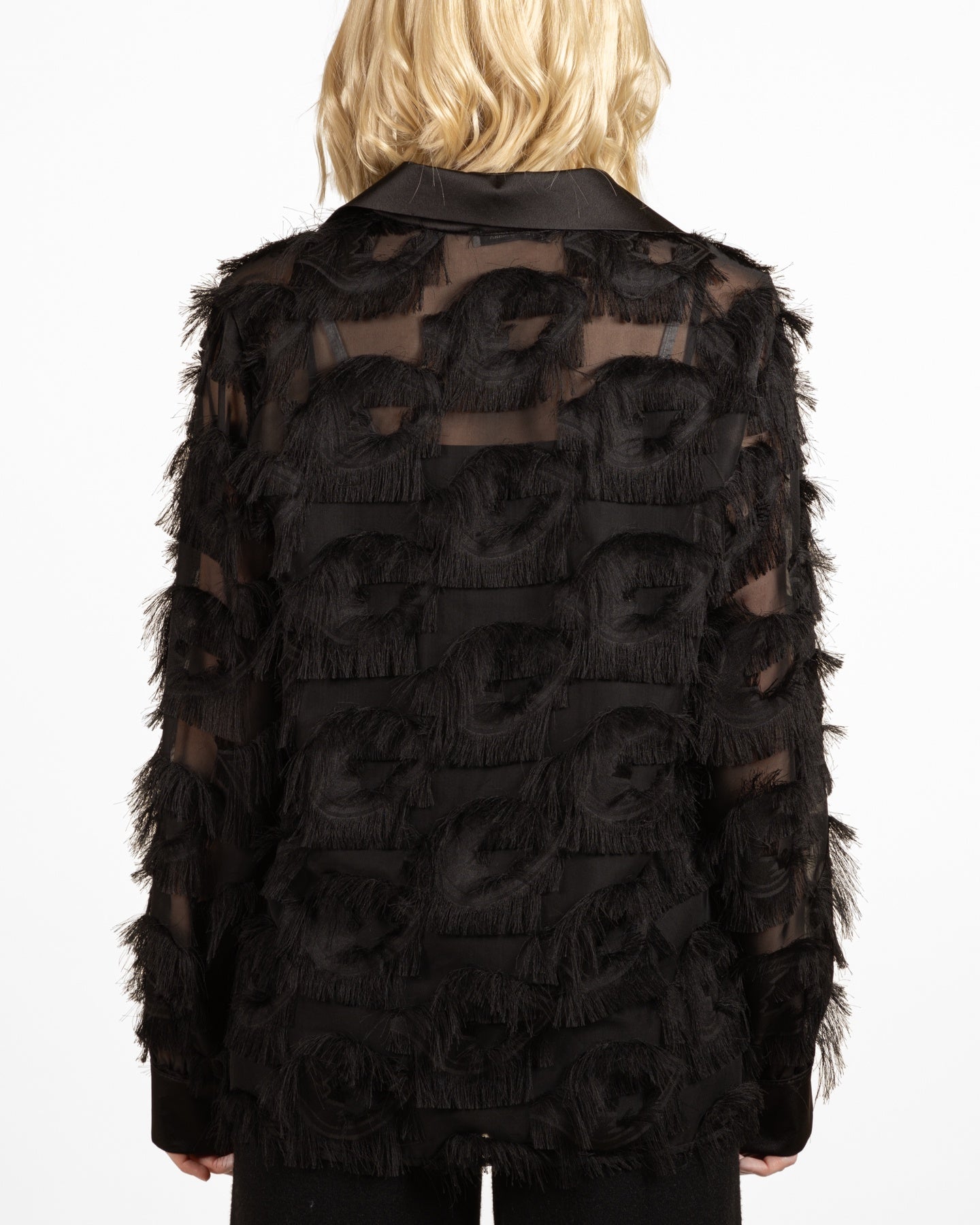 Chemisier noir à boutons sur le devant et cils