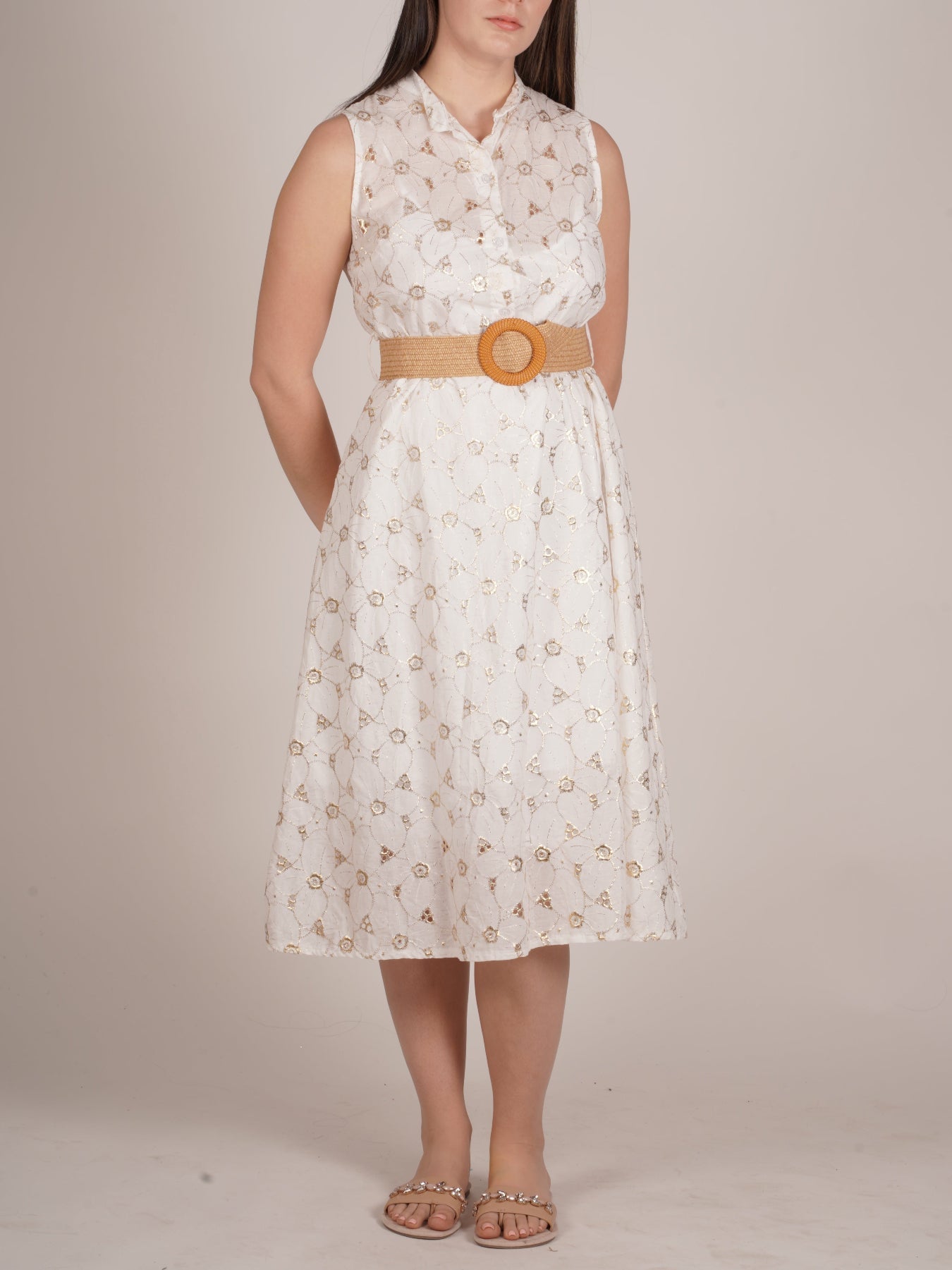 Robe blanche entièrement brodée de motifs dorés