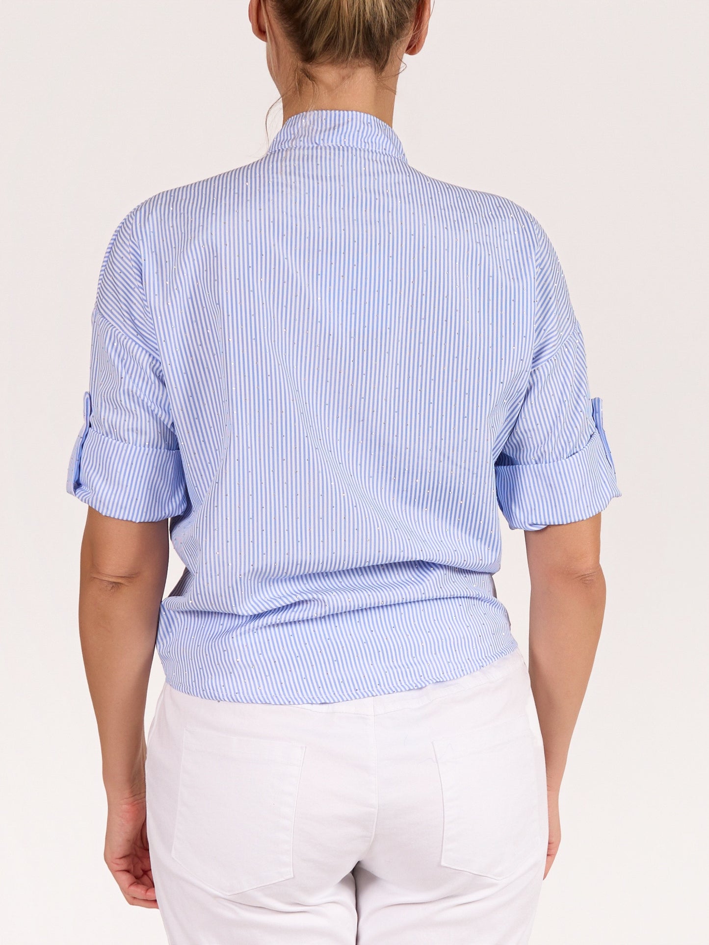 Chemise bleue boutonnée à l’avant à col mandarin avec rayures, clous décoratifs et ourlet asymétrique