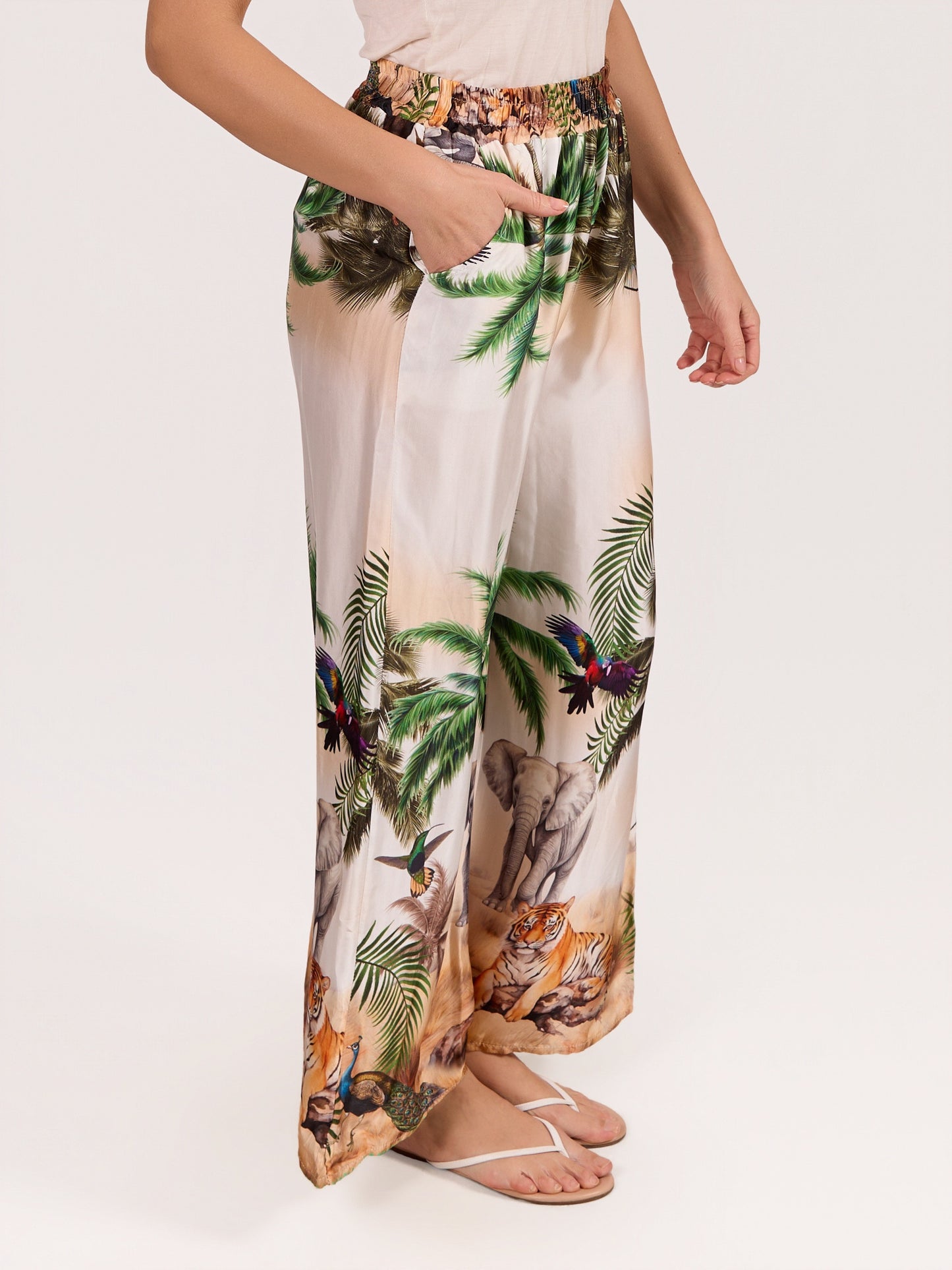 Pantalon vert à enfiler en satin avec imprimé jungle
