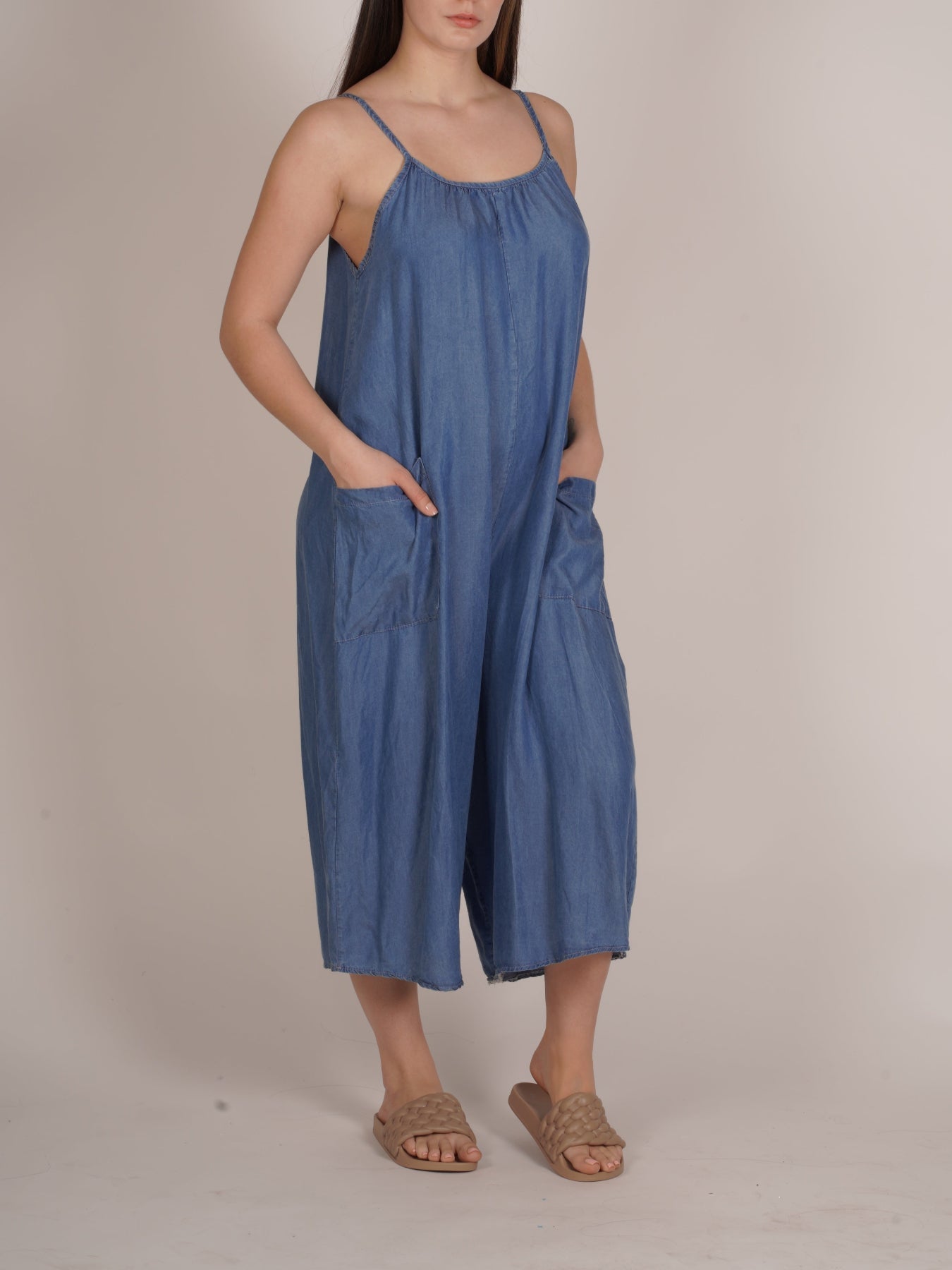 Combinaison sans manches en denim foncé à jambes larges et poches