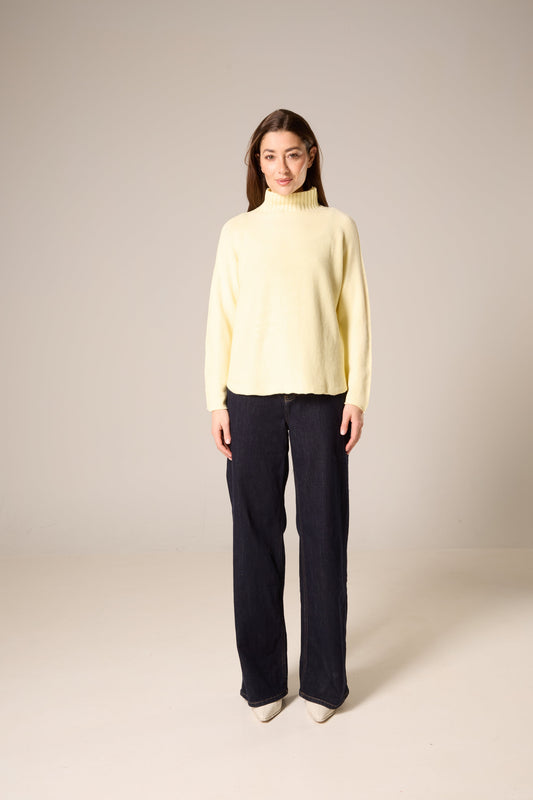 Chandail en tricot doux à col montant et ourlet roulotté – jaune beurre