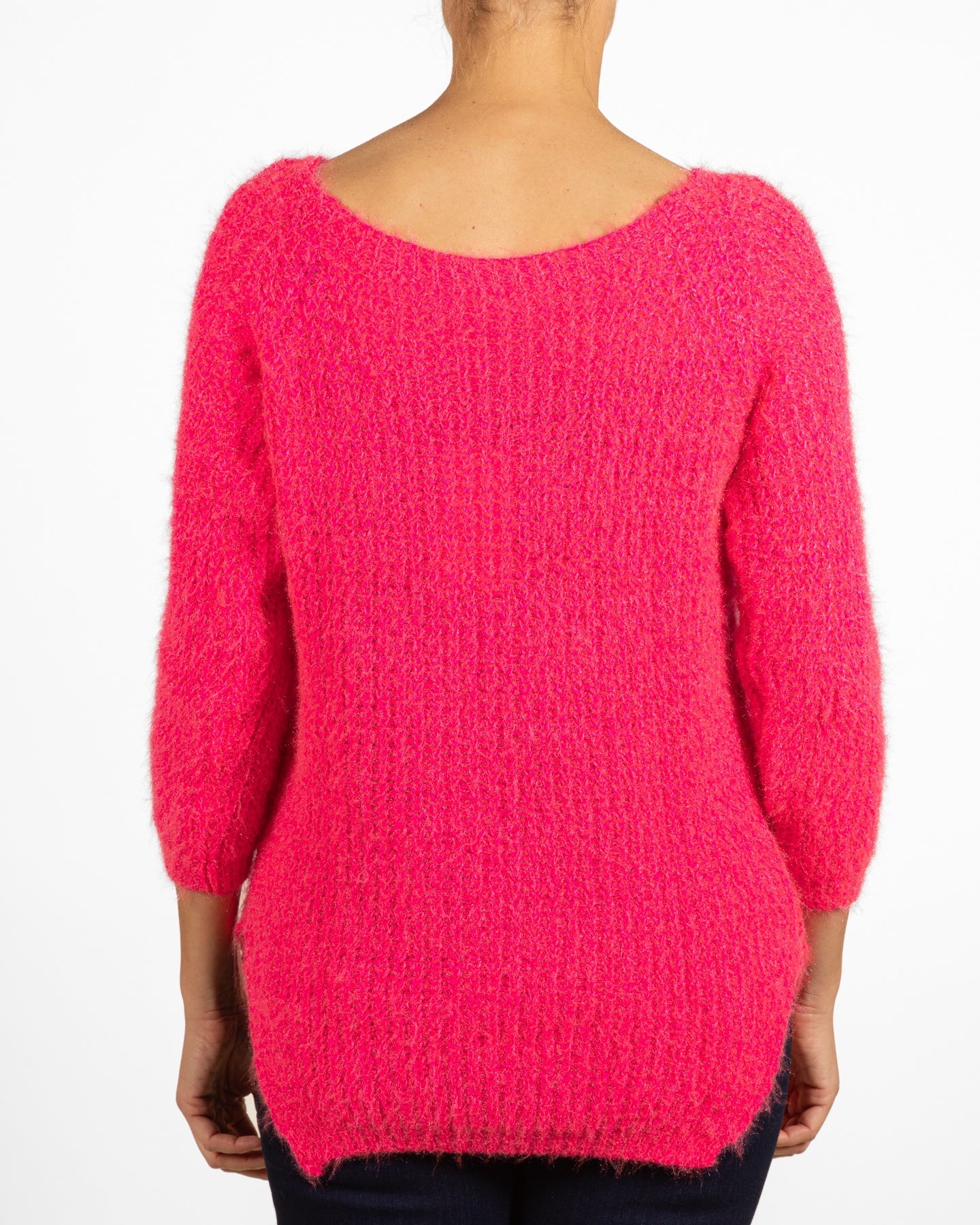 Pull en peluche rose fuchsia à col rond profond dans le dos et fentes latérales